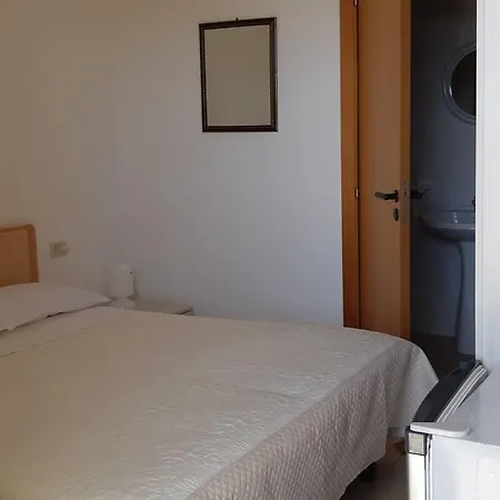 לינה וארוחת בוקר Alga Blu Sul Mare 3*